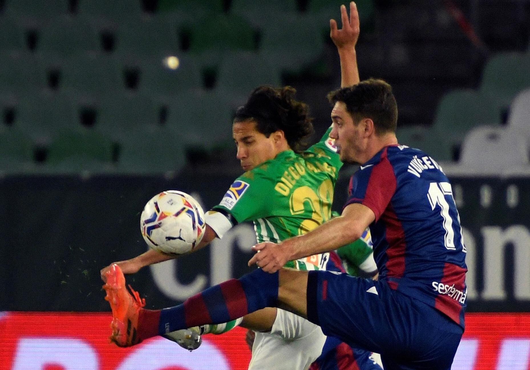 Diego Lainez en un partido del Real Betis