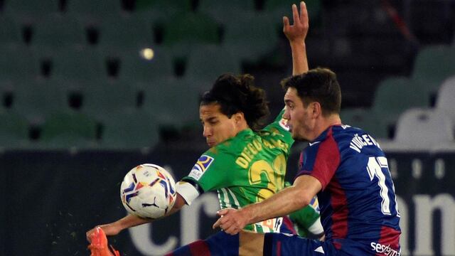 Diego Lainez en un partido del Real Betis