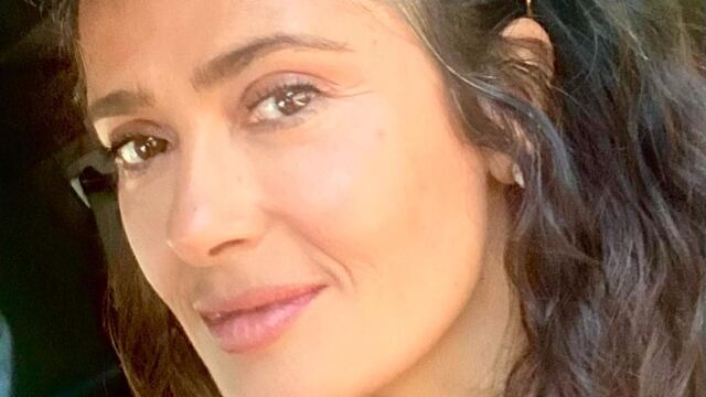 Salma Hayek presume sus canas