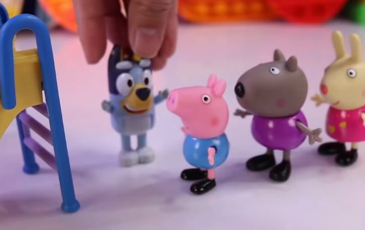 Peppa Pig y Bluey en el parque