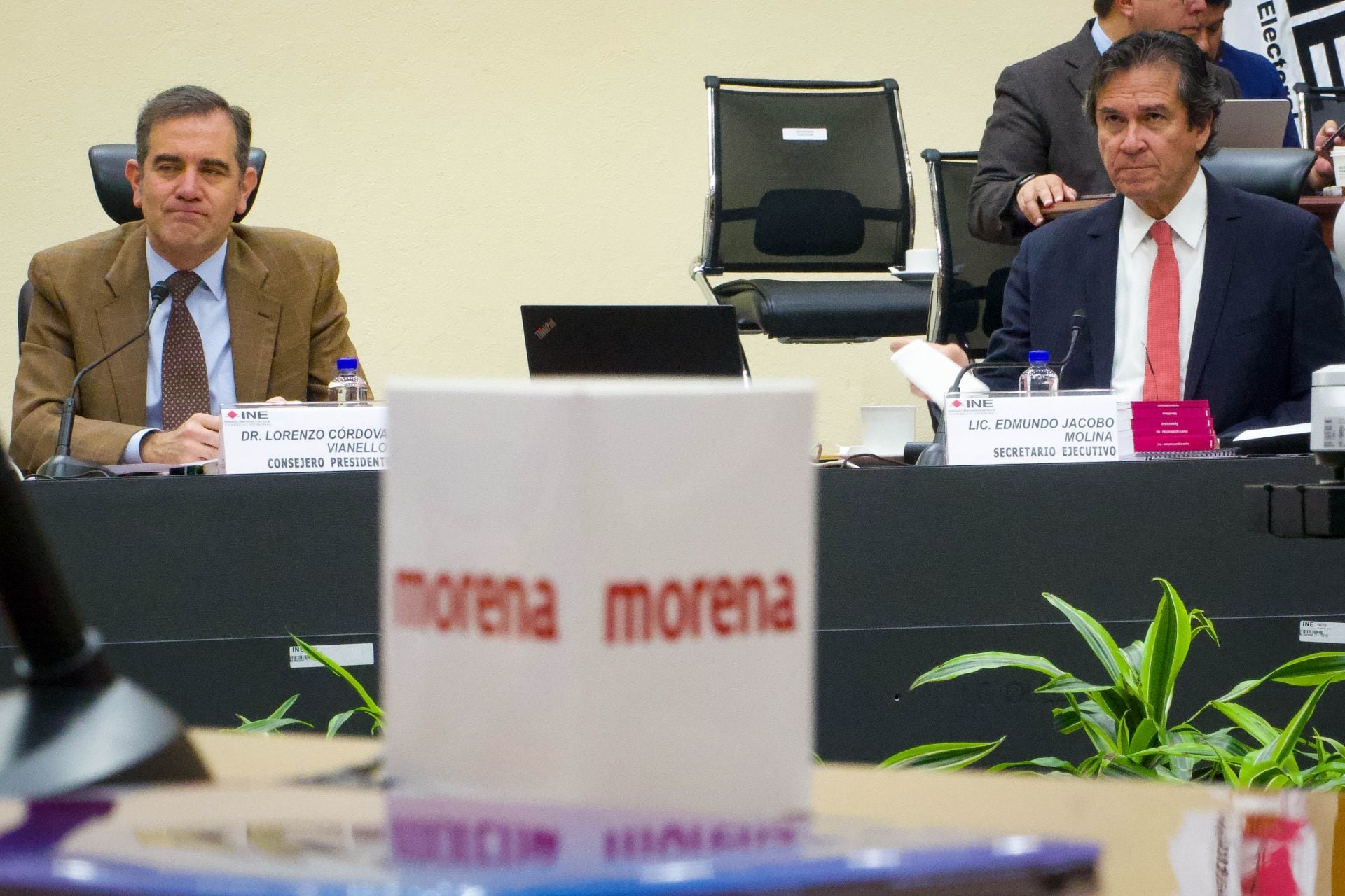 Lorenzo Córdova y Edmundo Jacobo, durante la Sesión Extraordinaria del Instituto Nacional Electoral.