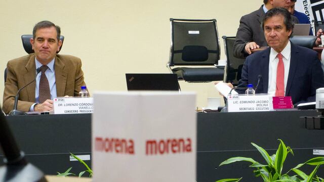 Lorenzo Córdova y Edmundo Jacobo, durante la Sesión Extraordinaria del Instituto Nacional Electoral.