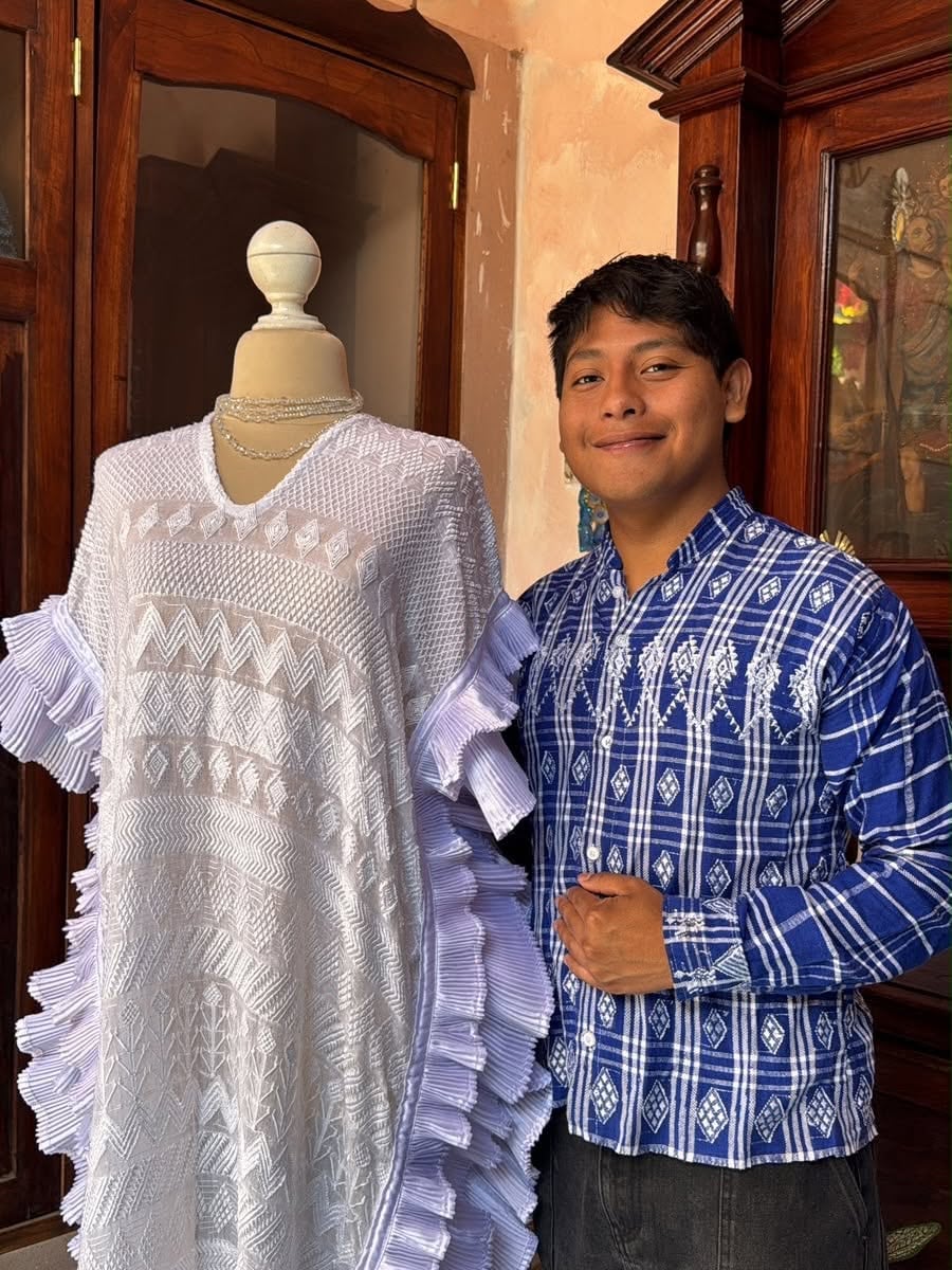 Joss Ramírez, artesano que realizó el huipil de Lila Downs para el Mundial 2026.