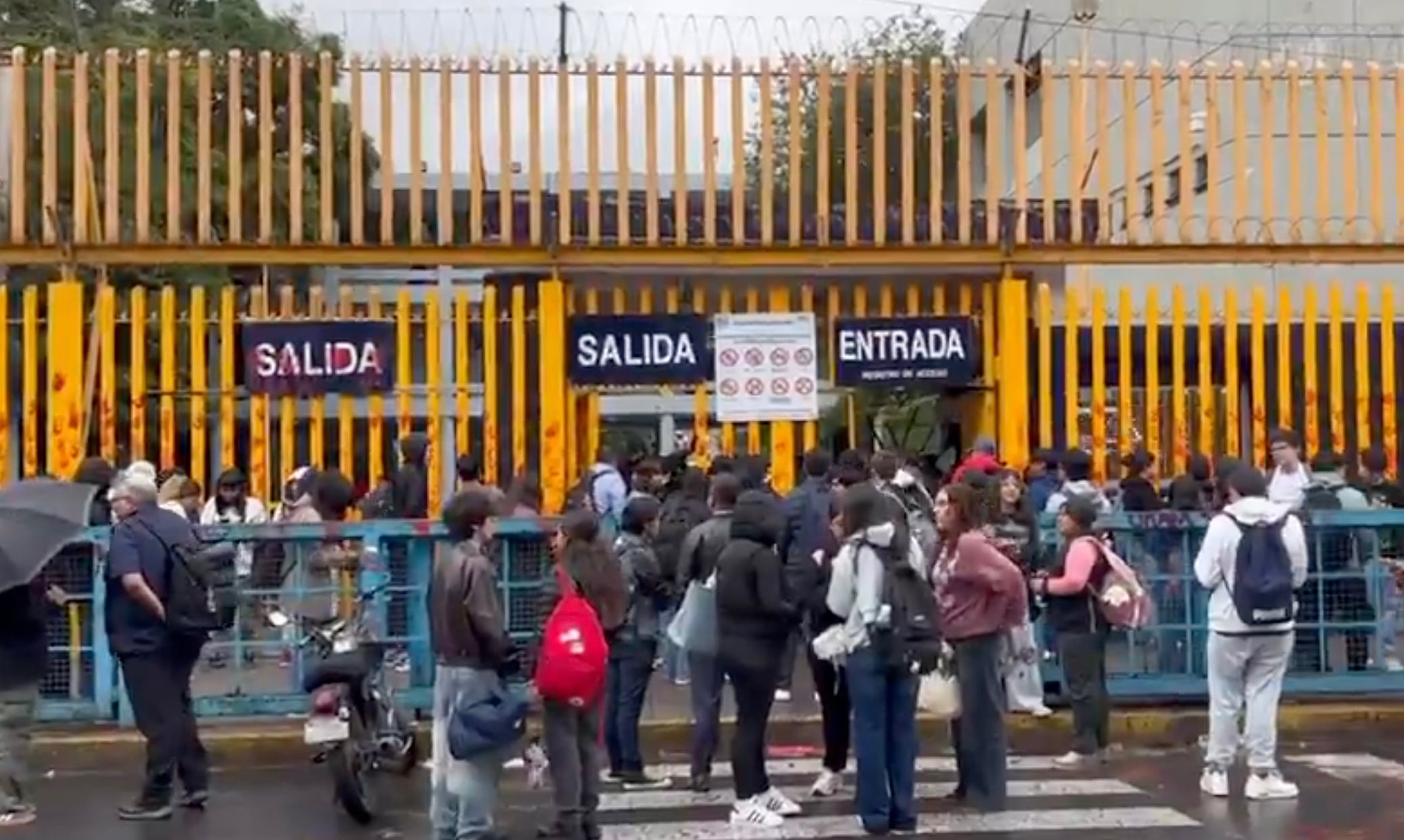 Prepa 8 de la UNAM: encapuchados toman el plantel