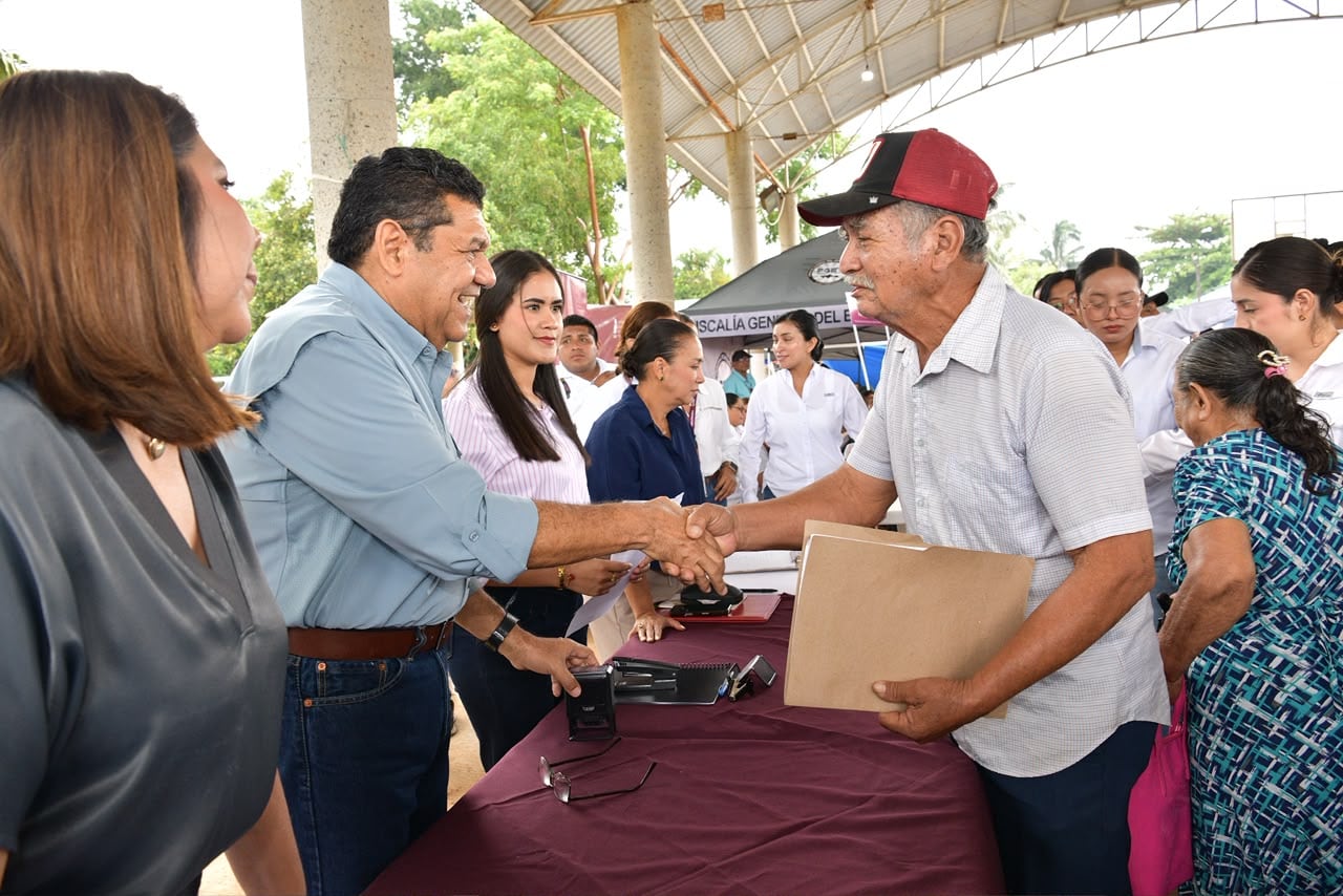 Javier May anuncia tabletas para estudiantes en gira por Tabasco.