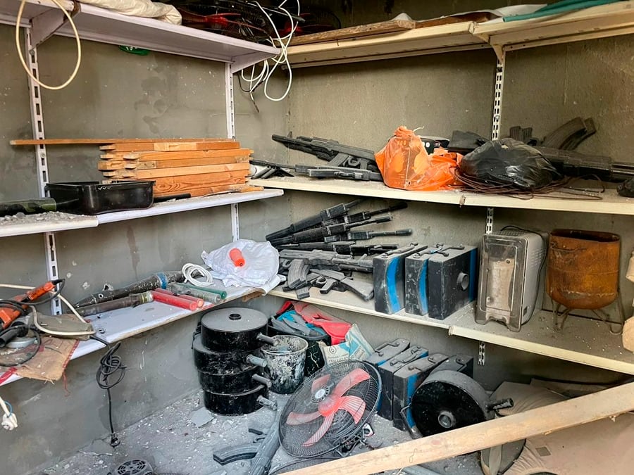Imagen facilitada por el Ejército de Israel de las armas encontradas en un almacén del hospital Al Shifa de Gaza en el que soldados israelíes llevan a cabo una “operación selectiva” contra Hamás