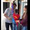 VIDEO: Niño recibe prótesis de Superman y lo primero que hace es acariciar a su papá