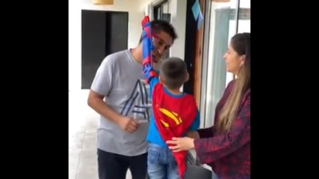 Colocan prótesis de Superman a niño.