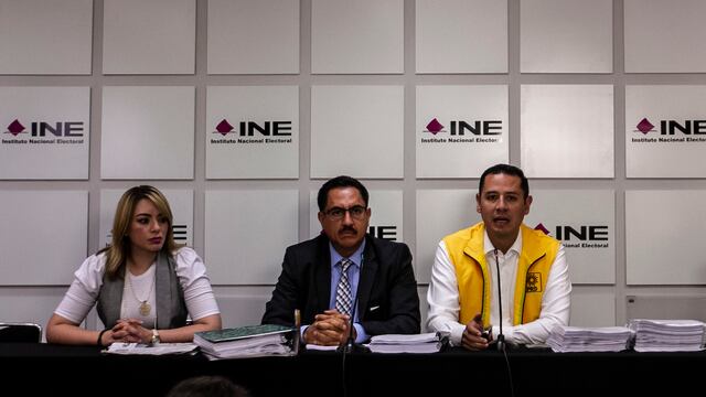 Estephany Santiago , Camerino Márquez y Ángel Ávila, integrantes de la dirección nacional extraordinaria del PRD.