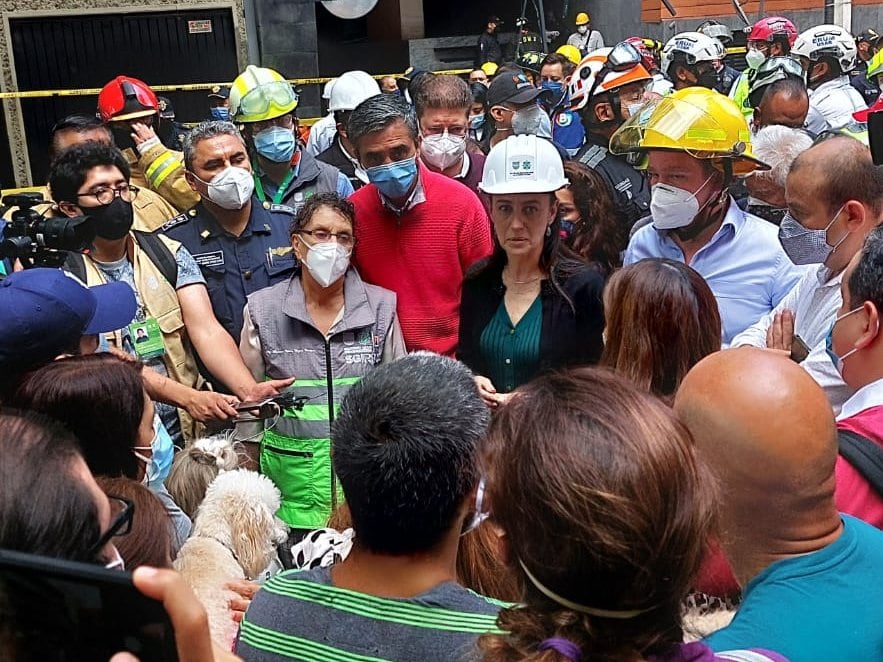 Claudia Sheinbaum atiende a vecinos afectados
