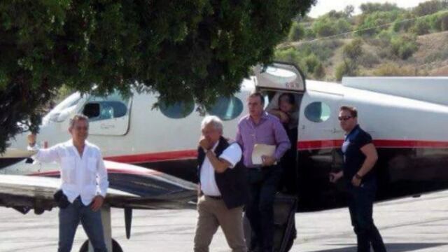 Por más inverosímil que parezca, la nota principal en los medios y la discusión entre la clase política, se centraron en el viaje aéreo del candidato que encabeza las encuestas.