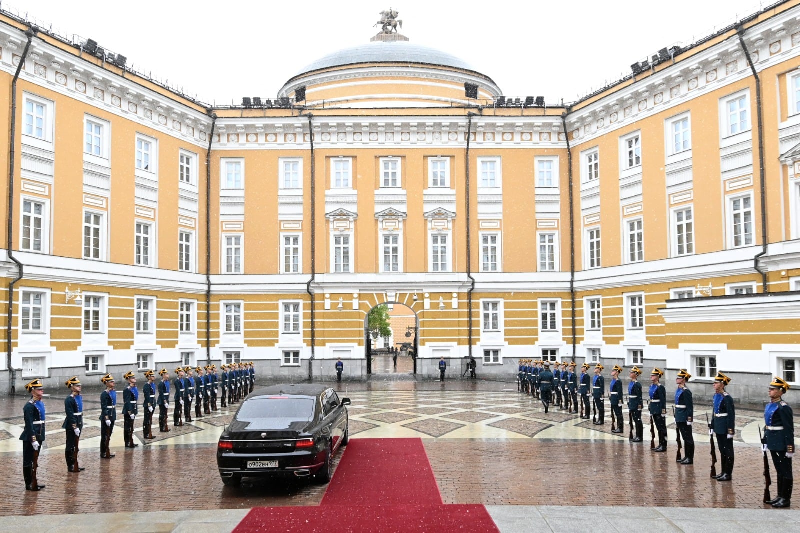 Vladimir Putin llegando al Kremlin para tomar protesta por su quinto gobierno