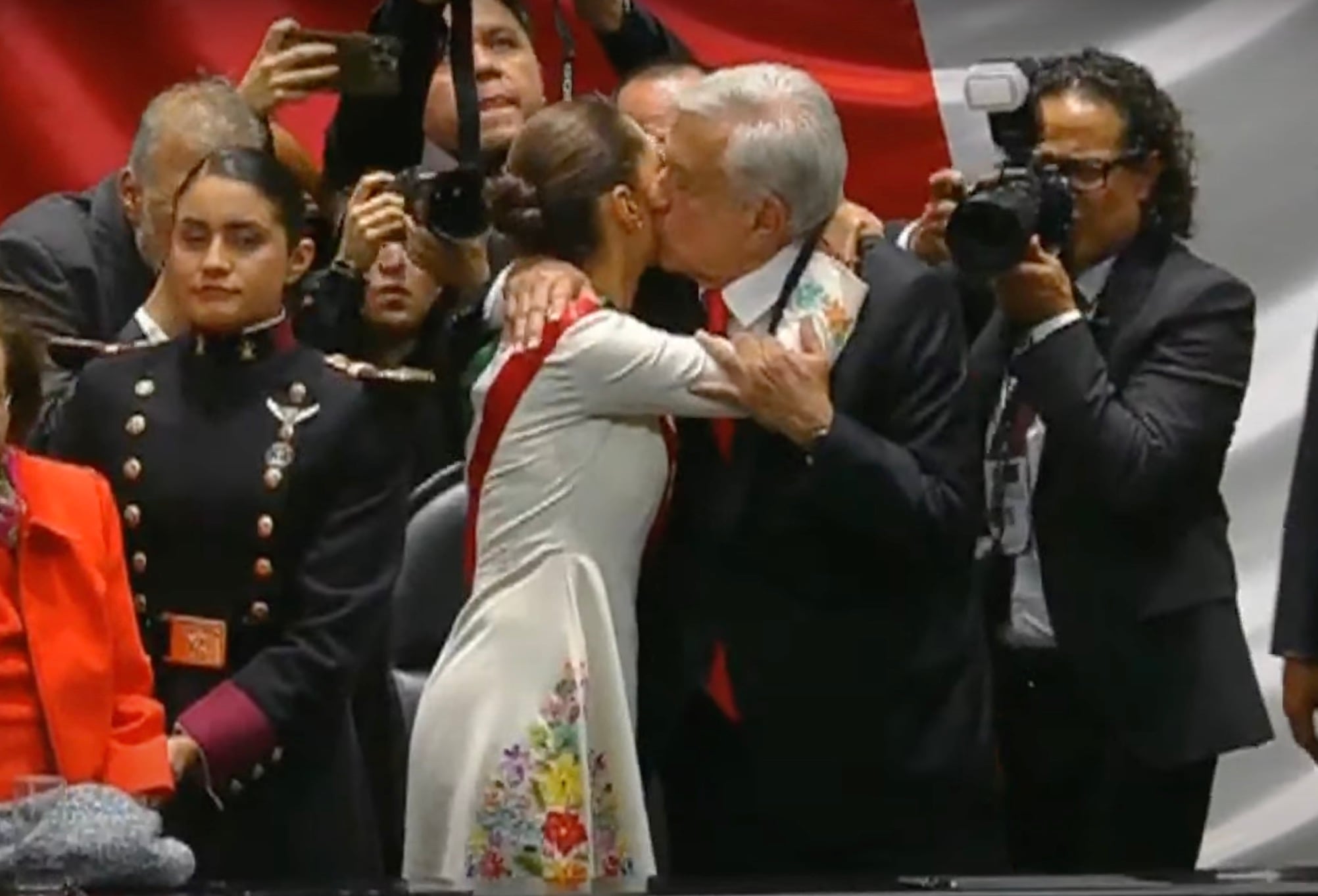 AMLO y Claudia Sheinbaum se dan abrazo al final de toma de protesta