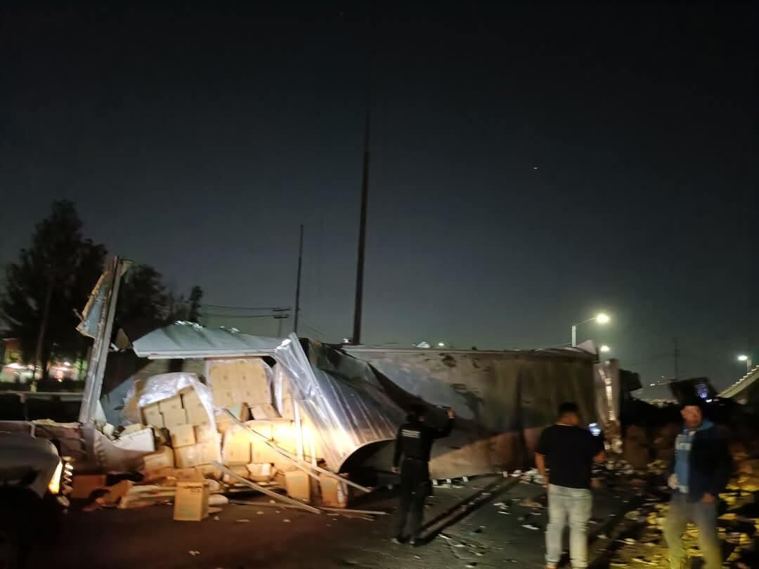 Cae tráiler de puente en Circuito Exterior Mexiquense.
