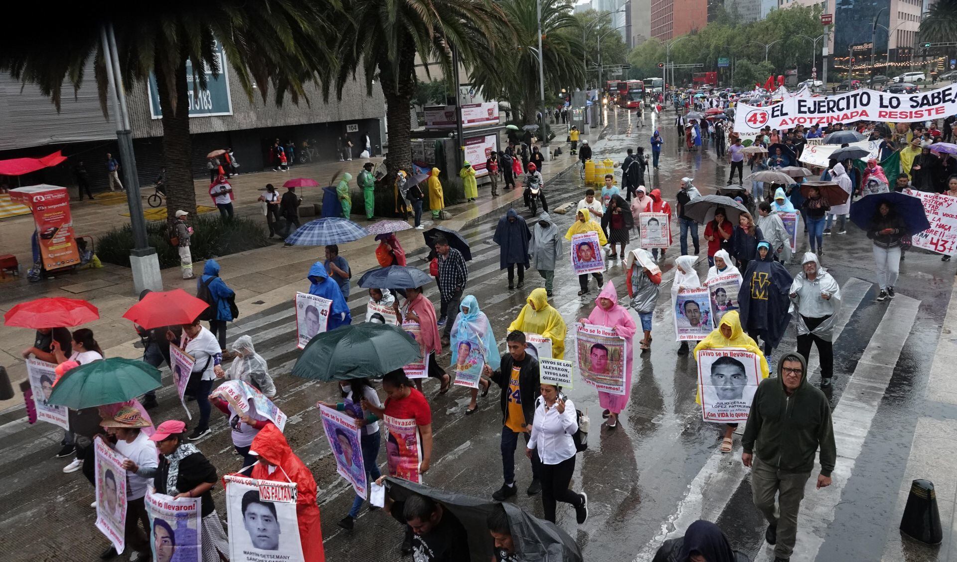 Marchan por el caso Ayotzinapa