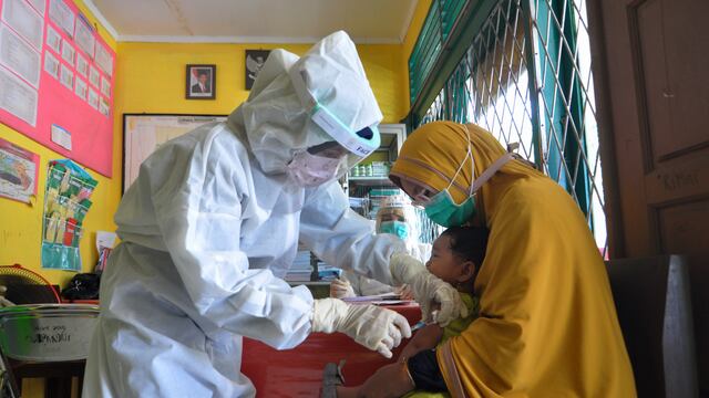 Médico con equipo de protección.