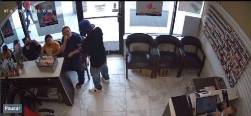 Lo ignoran en pleno asalto y ratero se va haciendo el ridículo