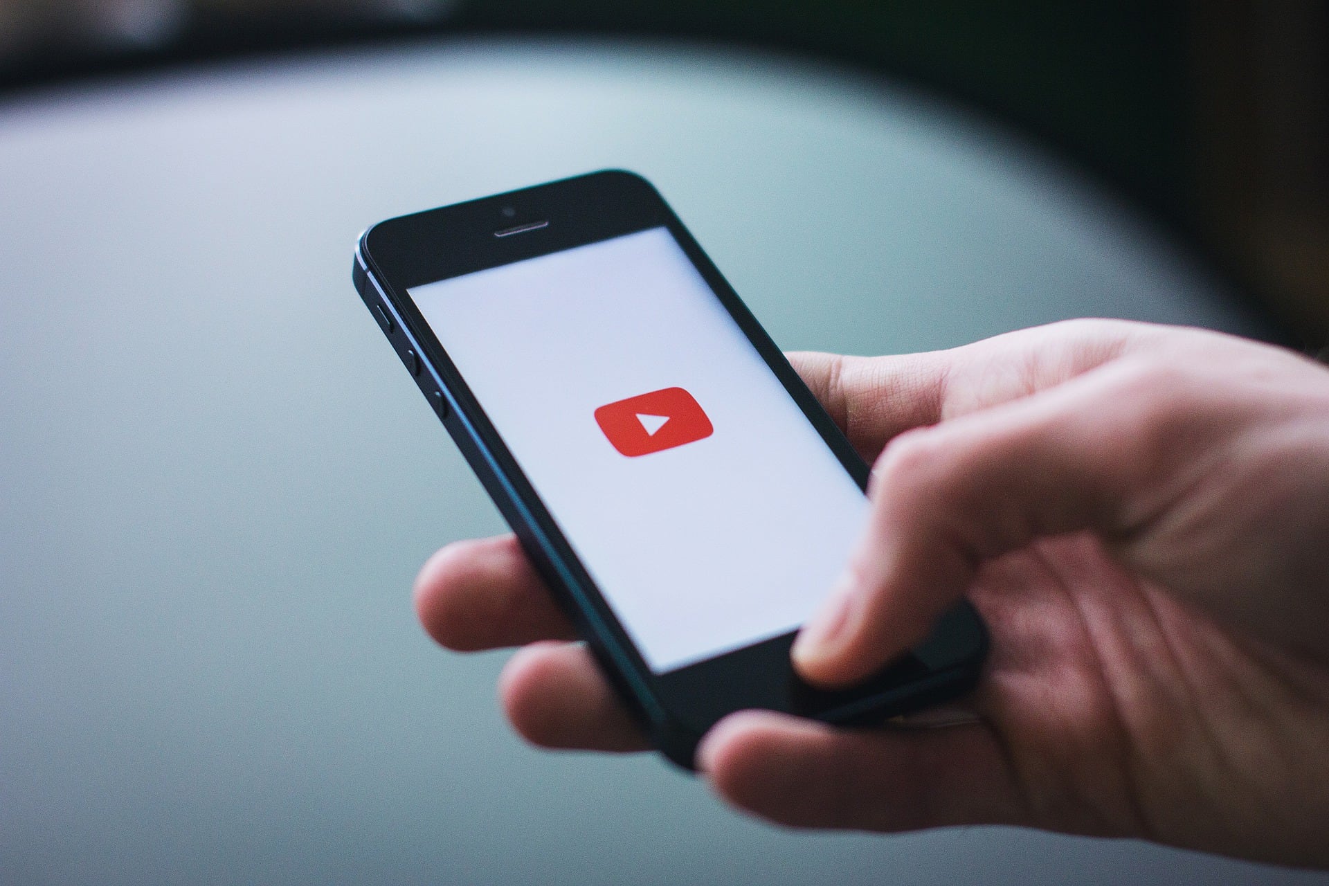 Pantalla con logo de YouTube