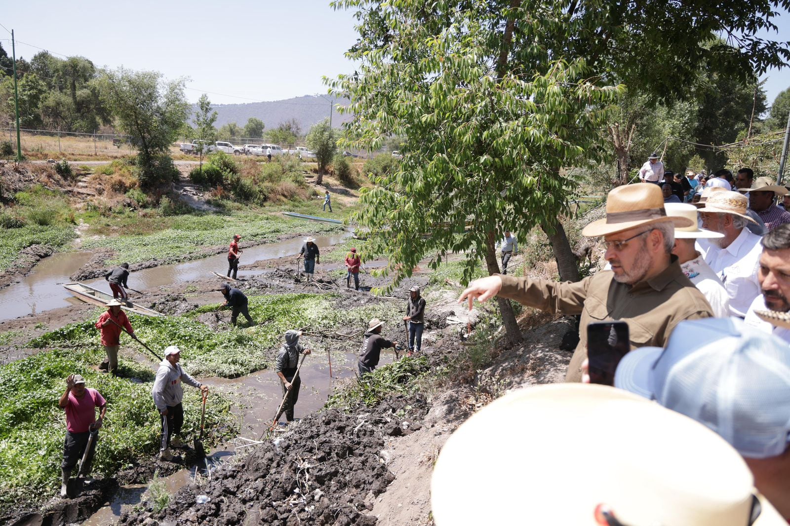 Alfredo Ramírez Bedolla visita lago y manantiales de Pátzcuaro