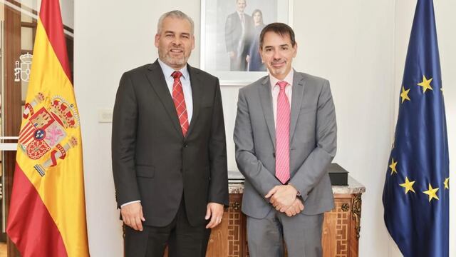 Alfredo Ramírez Bedolla, gobernador de Michoacán, a la izquierda