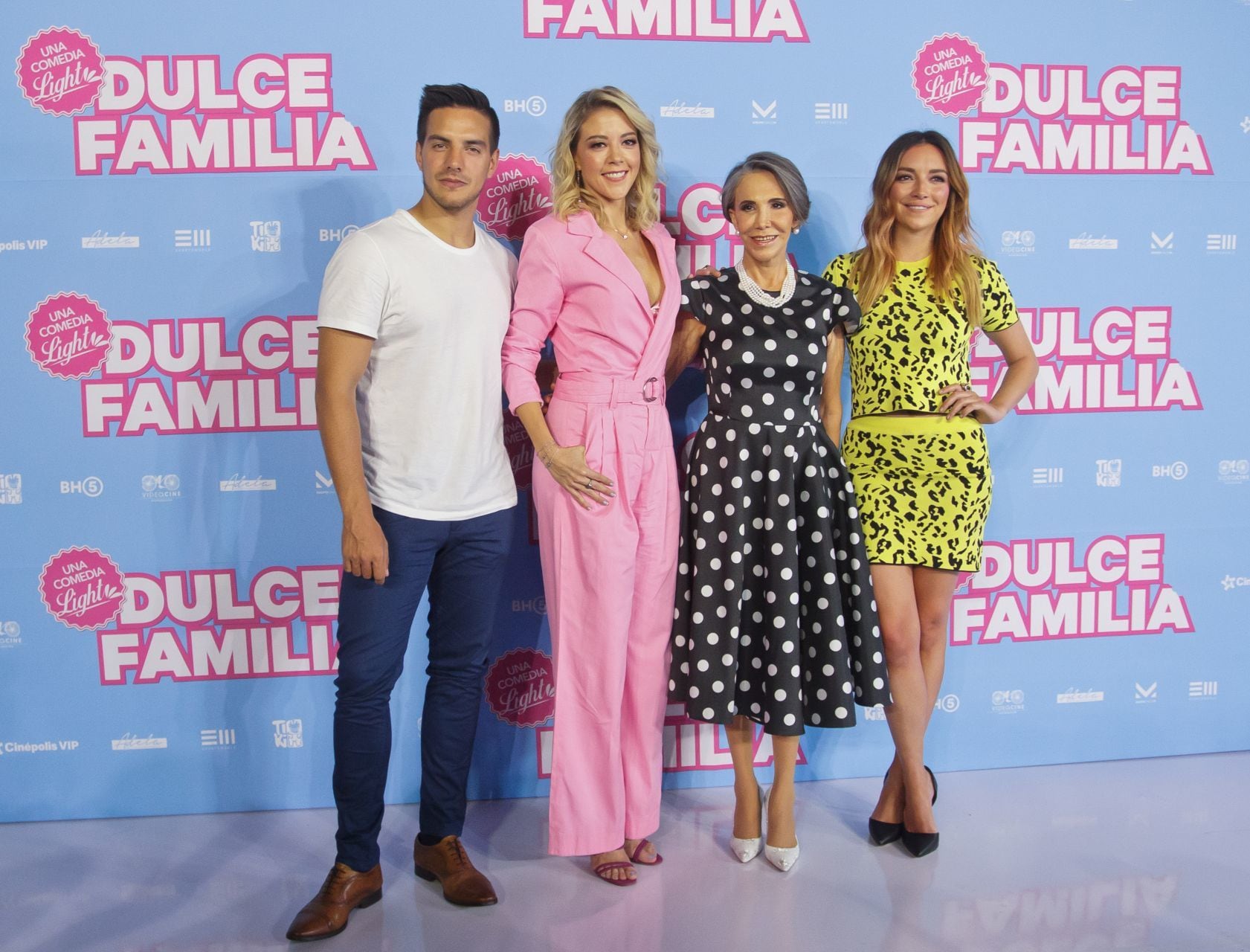 El elenco de la película "Dulce Familia".