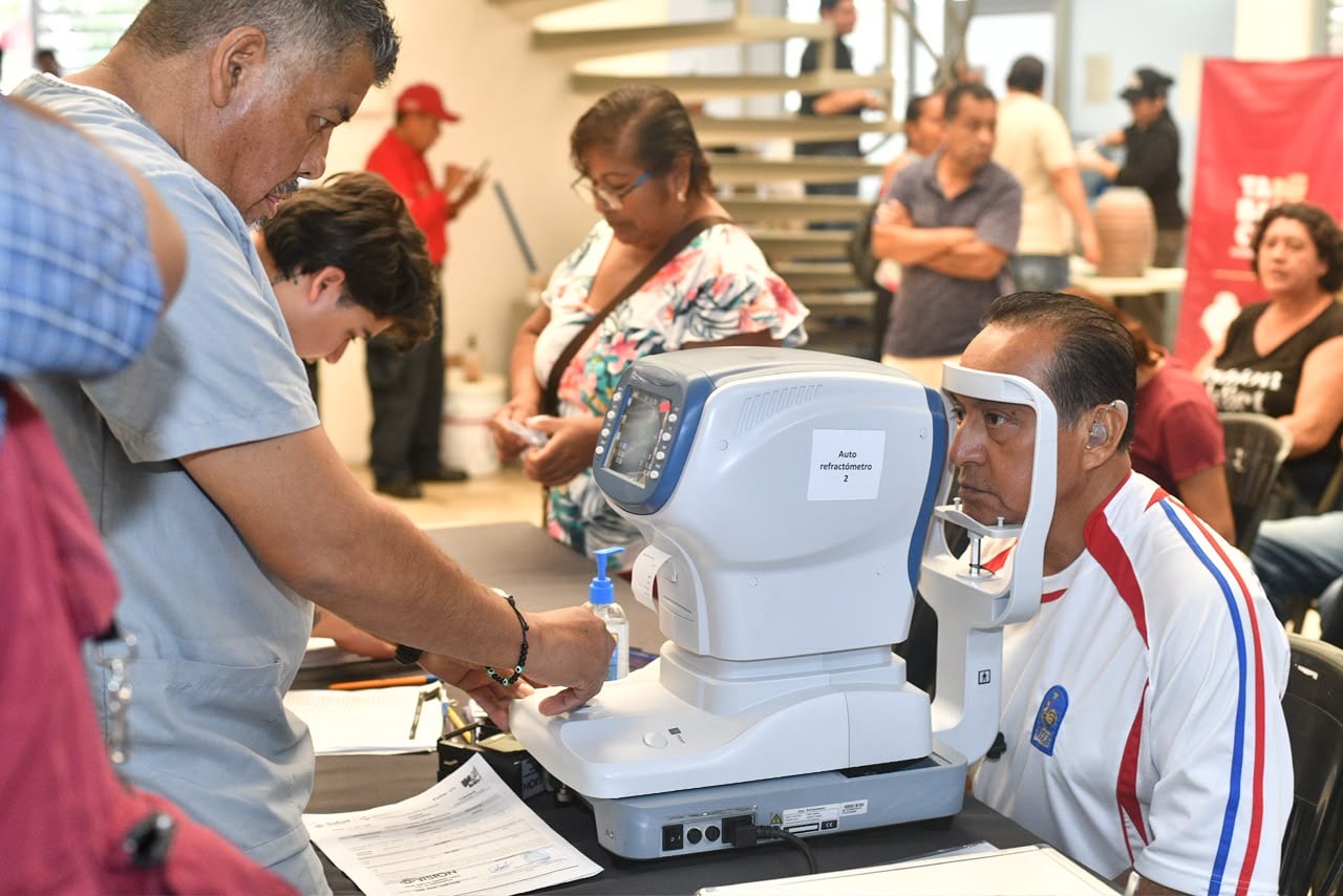 Javier May entrega lentes de armazón