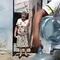 Abuelita insulta a repartidores de agua y se hace viral (VIDEO)