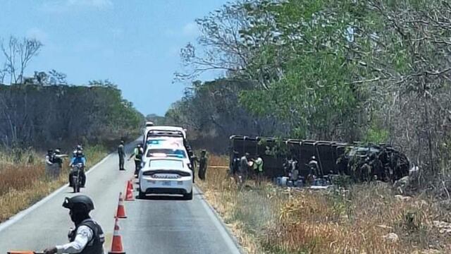 Vuelca camión de la Sedena en la carretera Mérida-Celestún