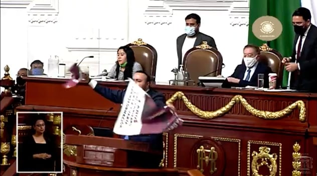 Captura de video, diputado del PAN Ricardo Rubio Torres rompe cartel de AMLO en Congreso de CDMX