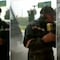 VIDEO: Camión de pasajeros “baña” a reportero con agua de lluvia durante enlace en vivo