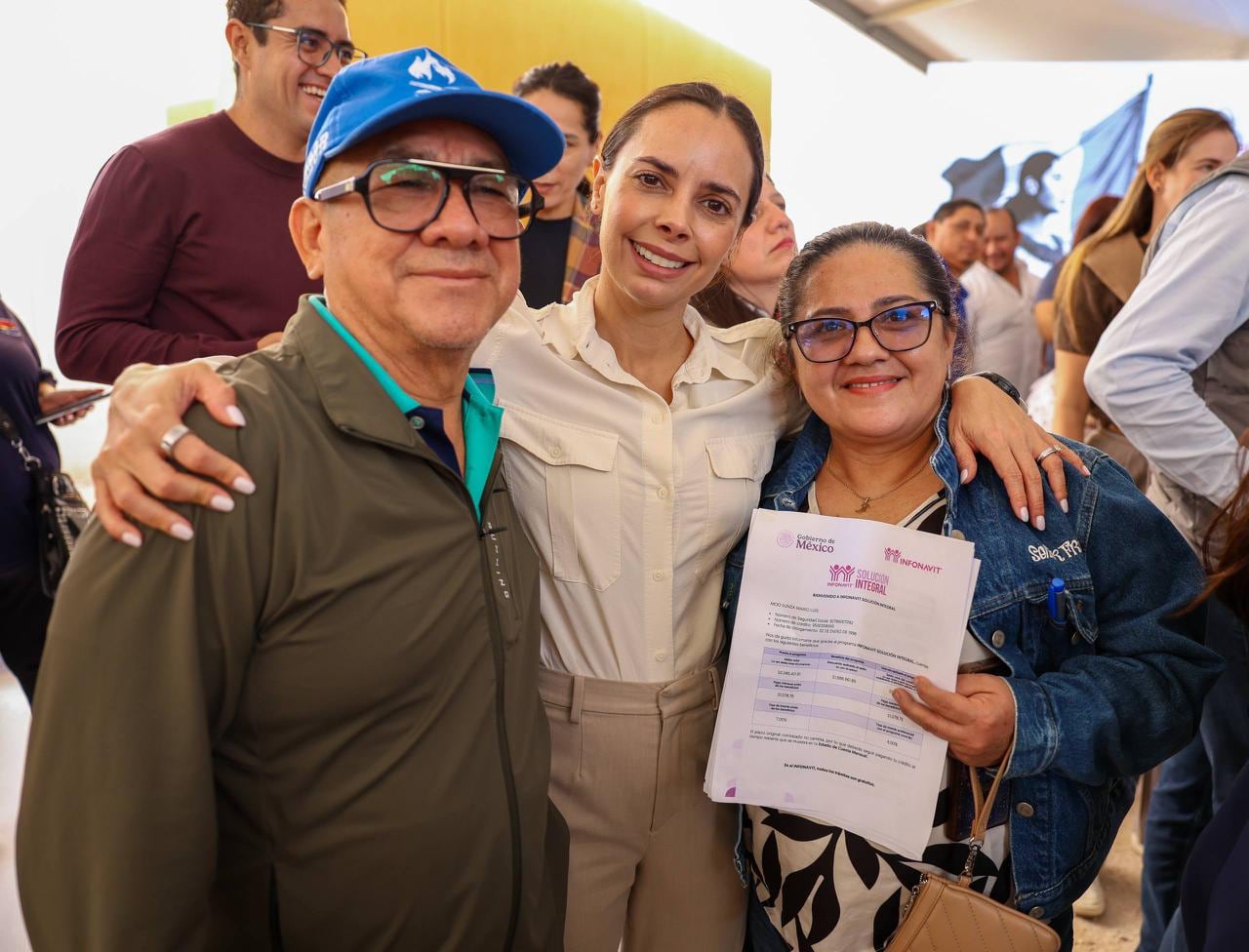 Mara Lezama y Ana Paty Peralta entregaron 80 títulos en Cancún.
