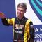 Piloto ruso indigna al hacer saludo nazi tras ganar una carrera