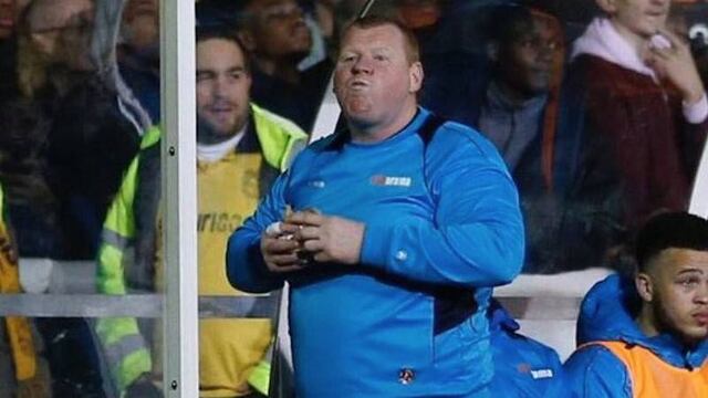 Shaw come mientras un juego de su equipo.