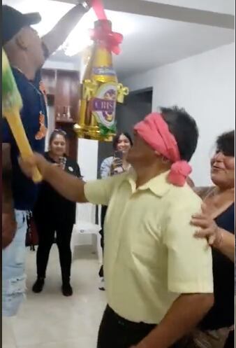 Señor quería romper la piñata y terminó dándole un palazo a un invitado