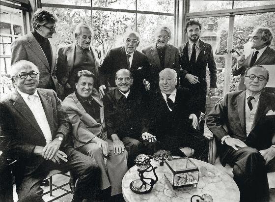 Reunión en 1972 de grandes del cine. De pie, con barba, Jean-Claude Carrière; sentados, Alfred Hitchcock, Luis Buñuel, Billy Wilder
