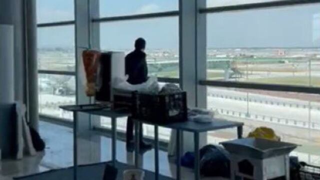 Asistentes criticaron la presencia de un trompo al pastor, un anafre y un tanque de gas en la Sala VIP del Aeropuerto Felipe Ángeles (AIFA).