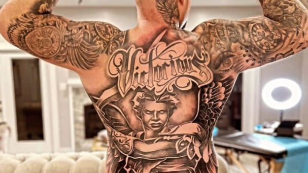 Andy Ruiz Jr. se realiza espectacular tatuaje que le llega hasta el trasero