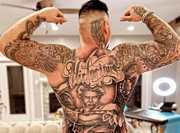 Andy Ruiz Jr. se hizo un espectacular tatuaje que le llega hasta el trasero.