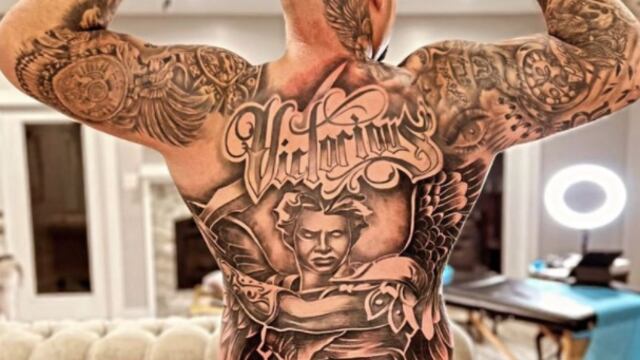 Andy Ruiz Jr. se hizo un espectacular tatuaje que le llega hasta el trasero.