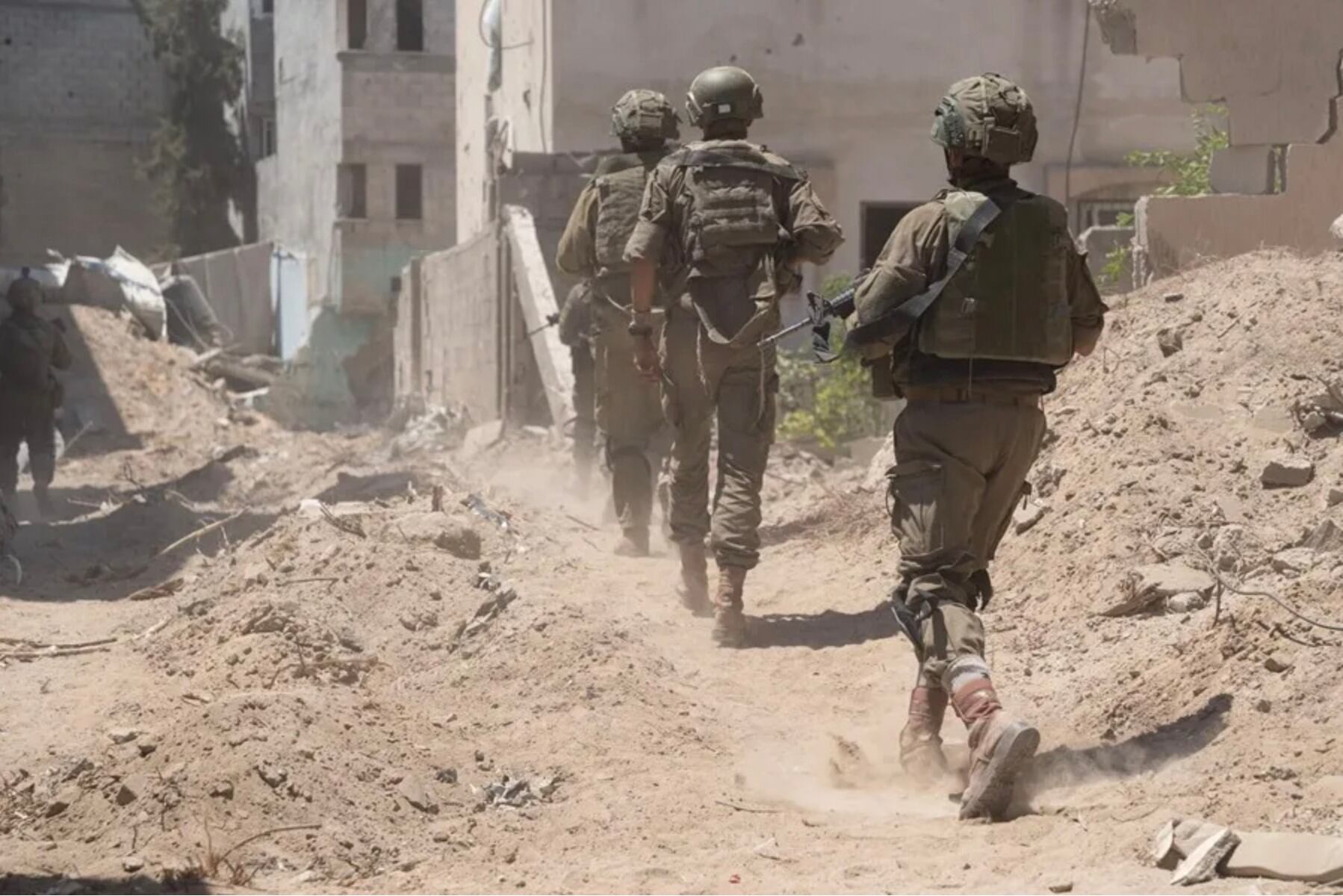 Imagen facilitada de soldados israelíes durante una operación en Gaza.