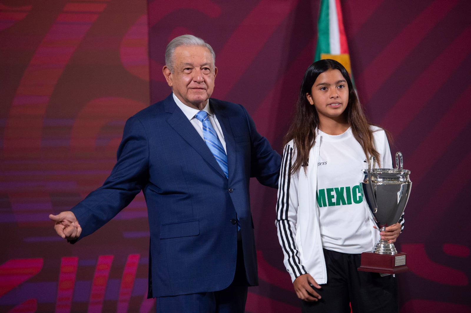 Niños y niñas mexicanas ganan torneo de fútbol del Real Madrid y así lo festejaron con AMLO