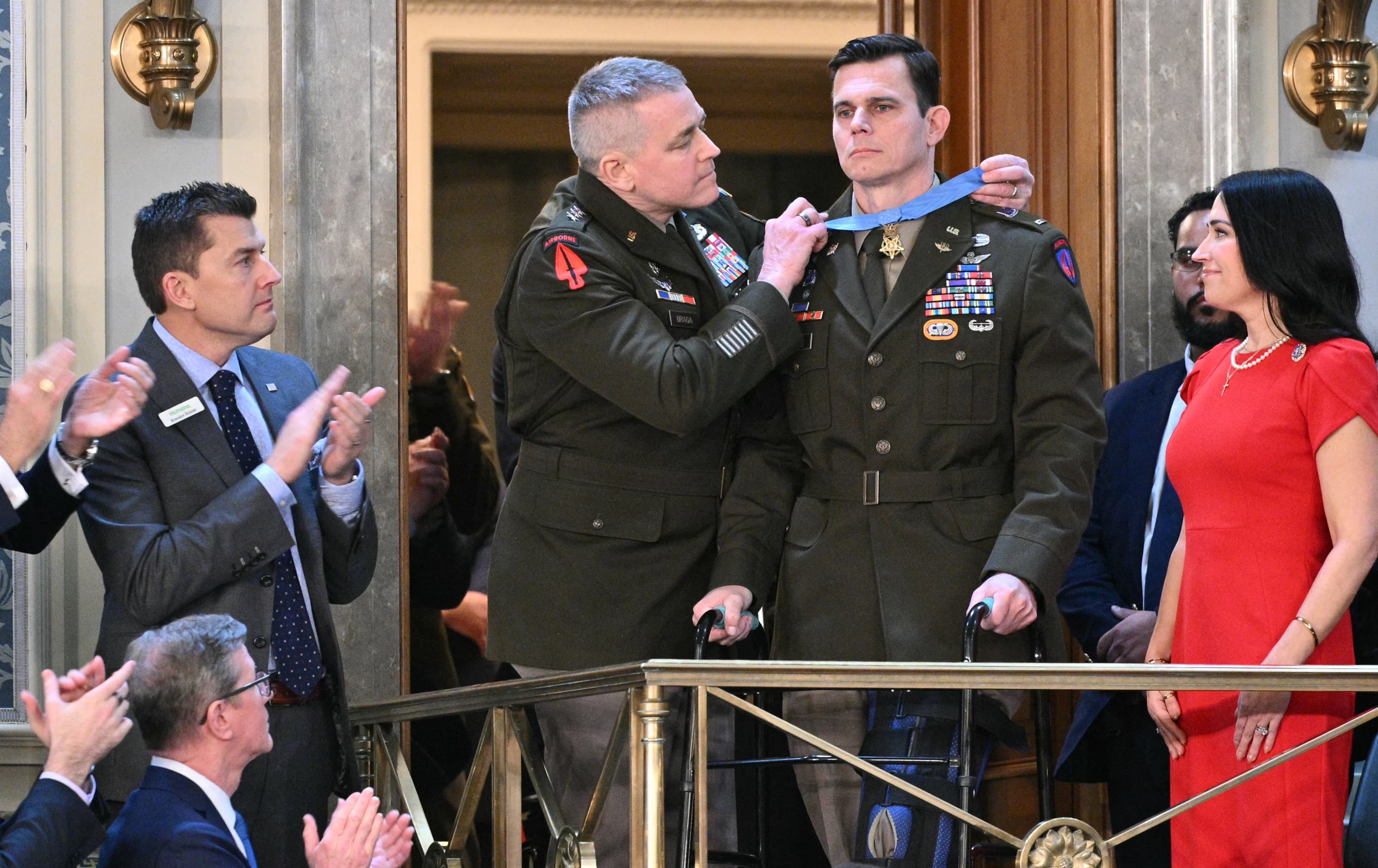 El piloto suboficial mayor del Ejército de Estados Unidos, Eric Slover, recibe la Medalla de Honor por su participación en la misión donde se capturó a Maduro