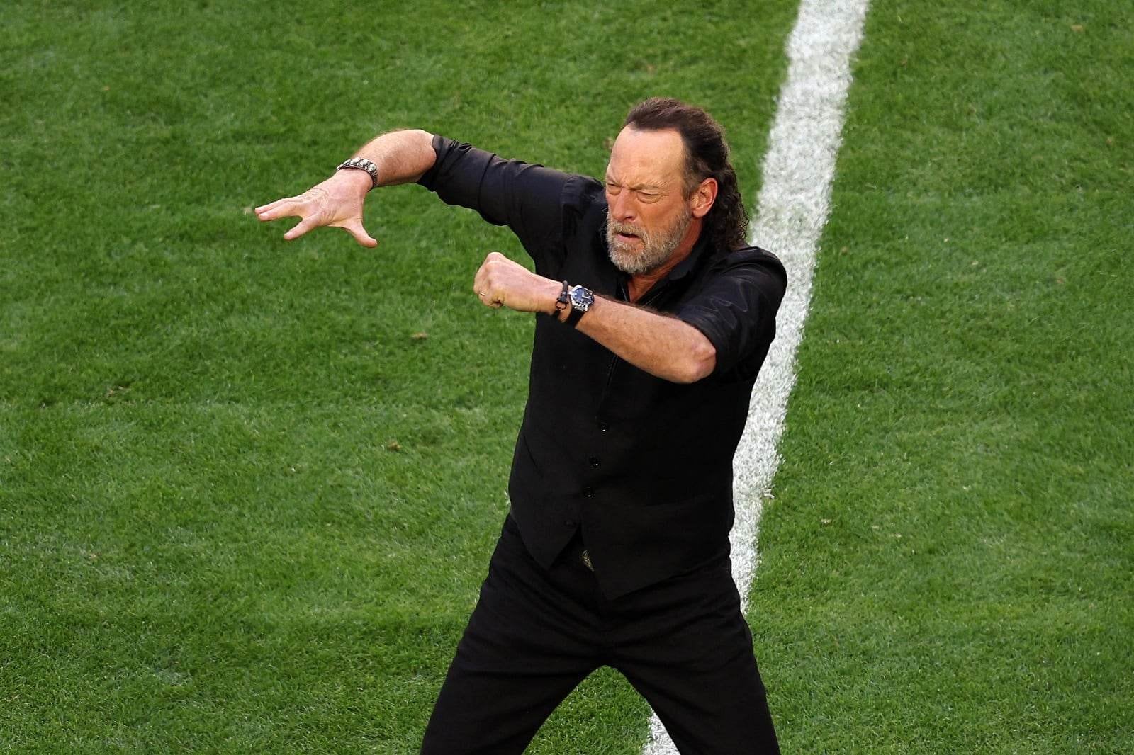 Troy Kotsur interpretó el himno nacional en lenguaje de señas durante el super bowl LVII