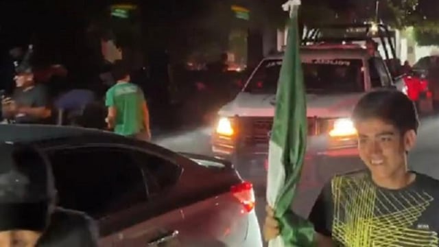 Policías disparan durante festejos por triunfo de México ante Chequia en Apatzingán