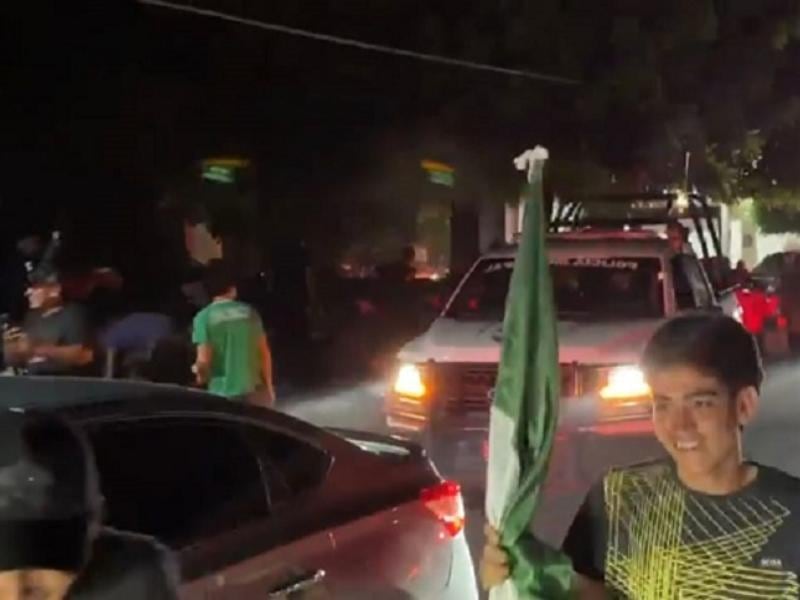 Policías disparan durante festejos por triunfo de México ante Chequia en Apatzingán