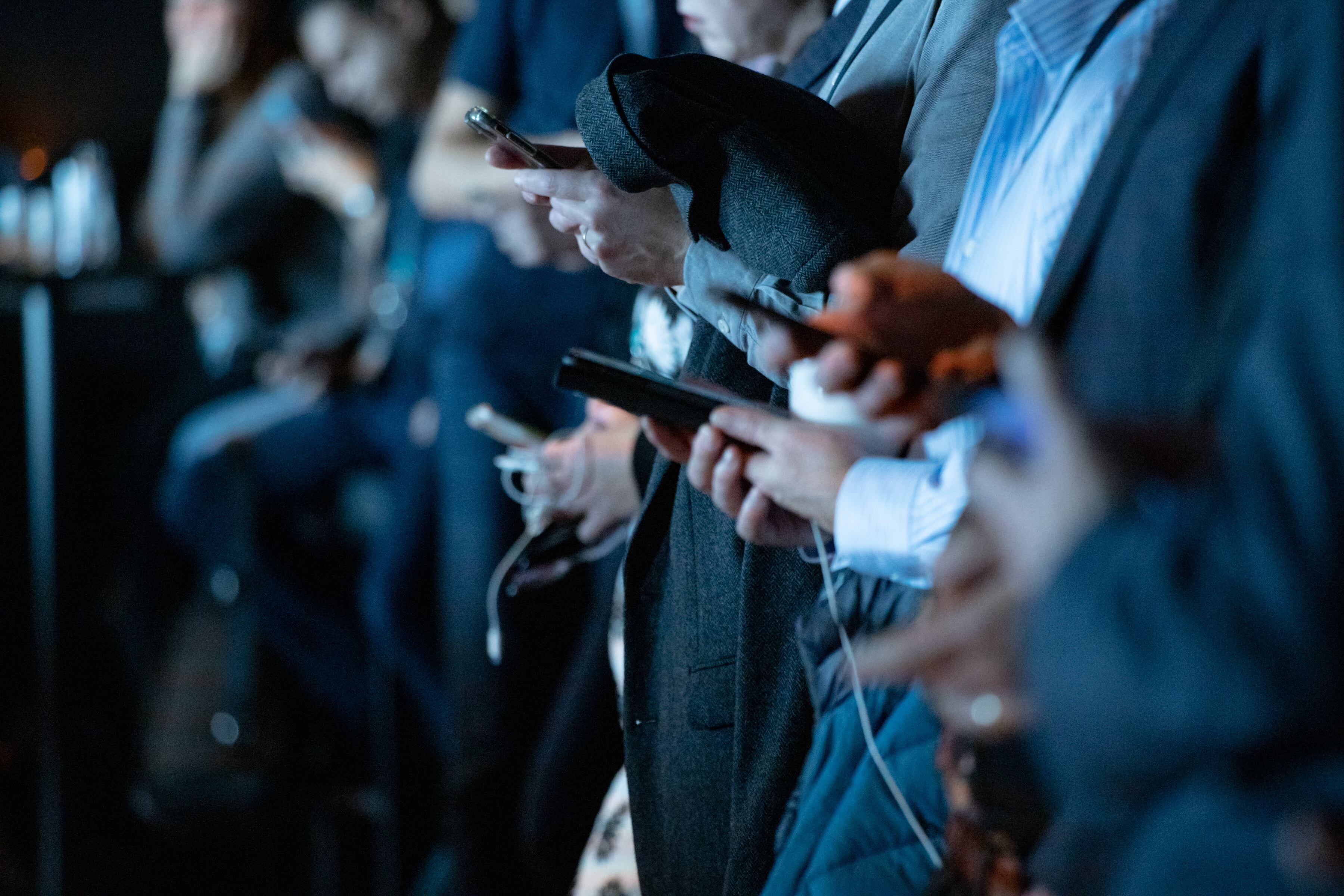 Personas usando smartphone