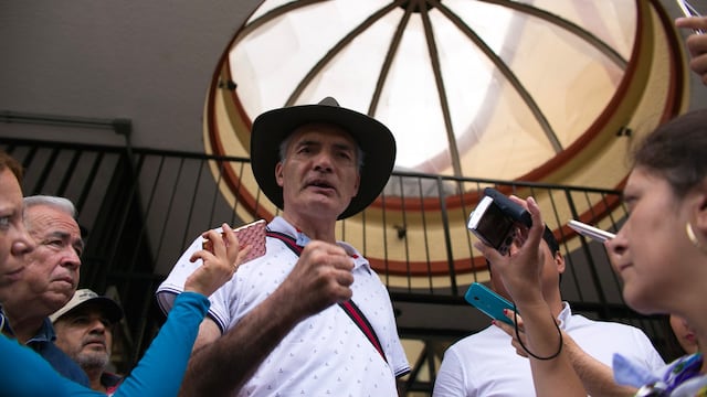 José Manuel Mireles. No hay orden de aprehensión.