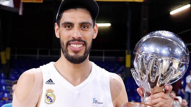 Ayón posa con el título de la Liga Endesa