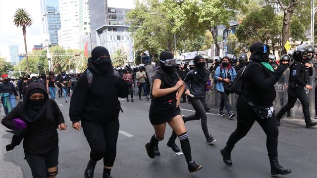 Feministas marchan en CDMX