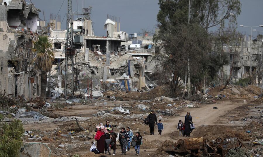 Familias palestinas caminan desde el norte de la Franja de Gaza a lo largo de la carretera Salah Al Din, hacia el sur del enclave